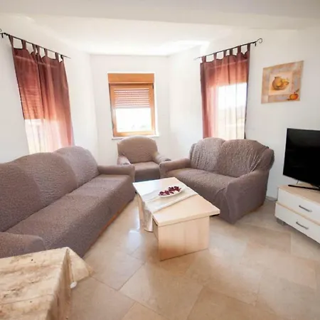 Leana Apartment *