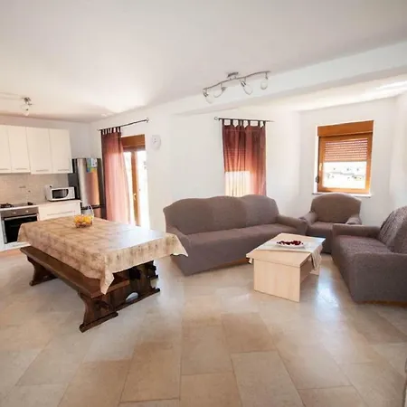 Leana Apartment *